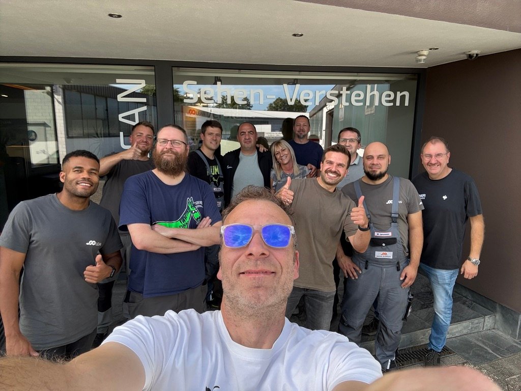 Manuel Lehmann gemeinsam mit einem Team