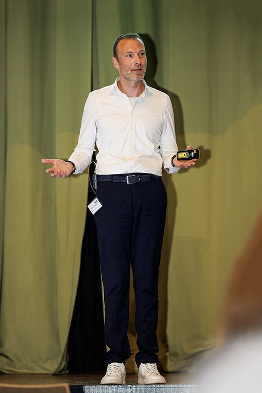 Manuel Lehmann bei einem Vortrag auf der Bühne