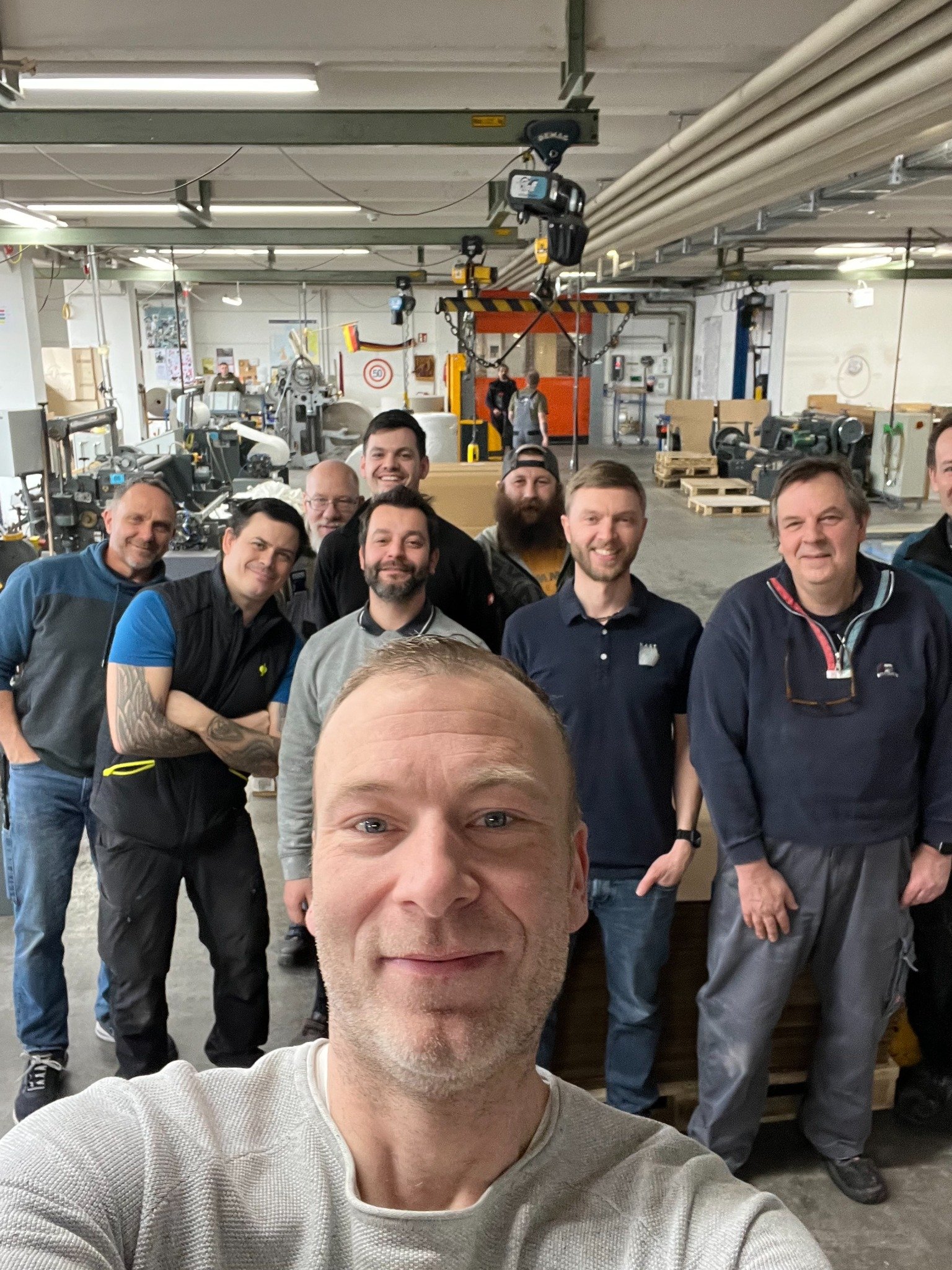 Manuel Lehmann gemeinsam mit einem Team in der Produktion