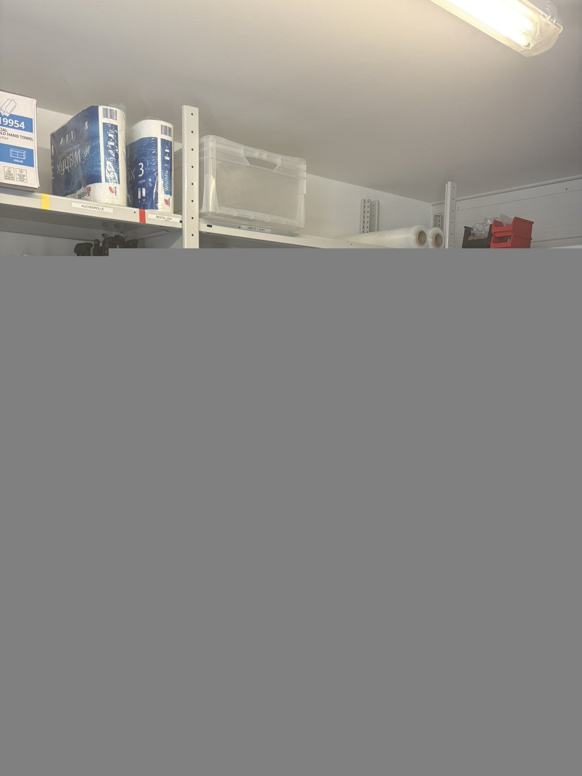 Geordneter Materialraum mit beschrifteten Lagerplätzen nach dem 5S-Workshop