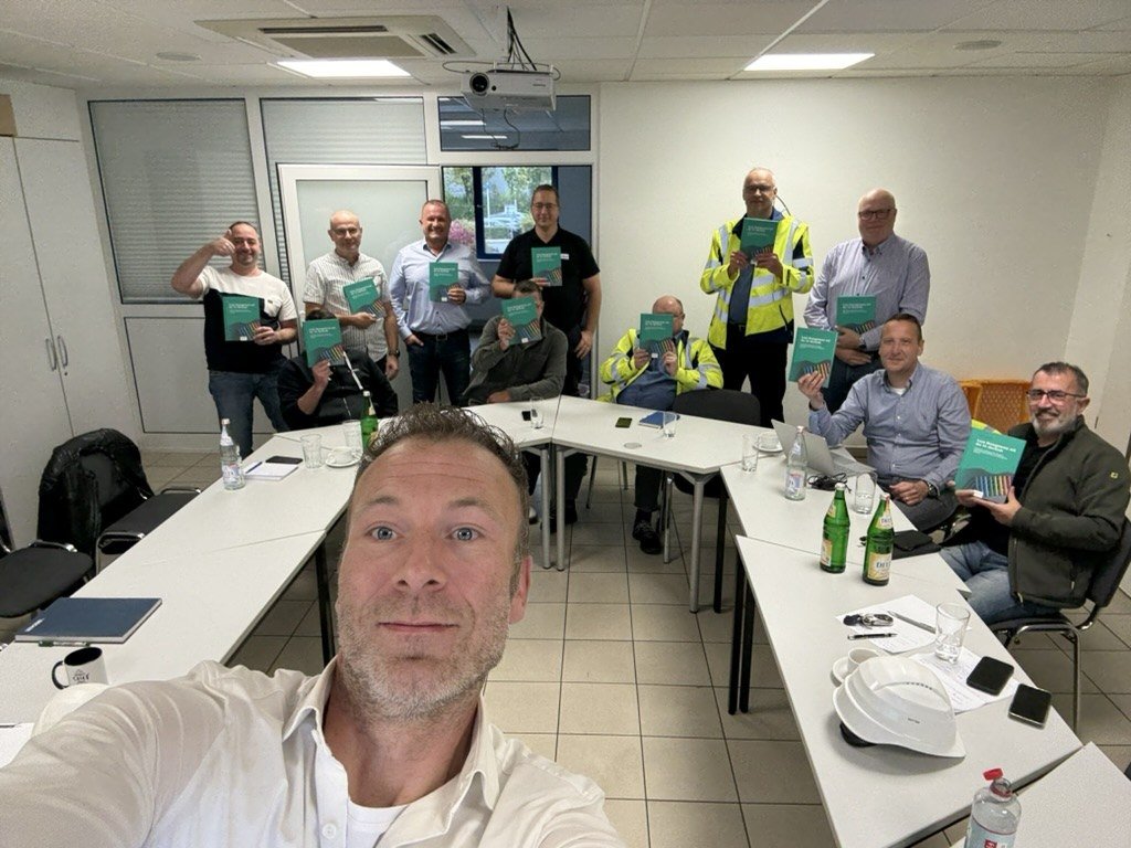 Manuel Lehmann mit einer Teilnehmergruppe im Schulungsraum