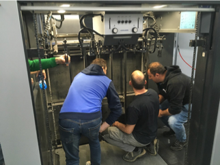 Team arbeitet gemeinsam an einer geöffneten Maschine bei der praktischen Instandhaltung