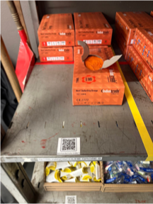 QR-Code am abgegrenzten Materialplatz unter den zugehörigen Verbrauchsmaterialien