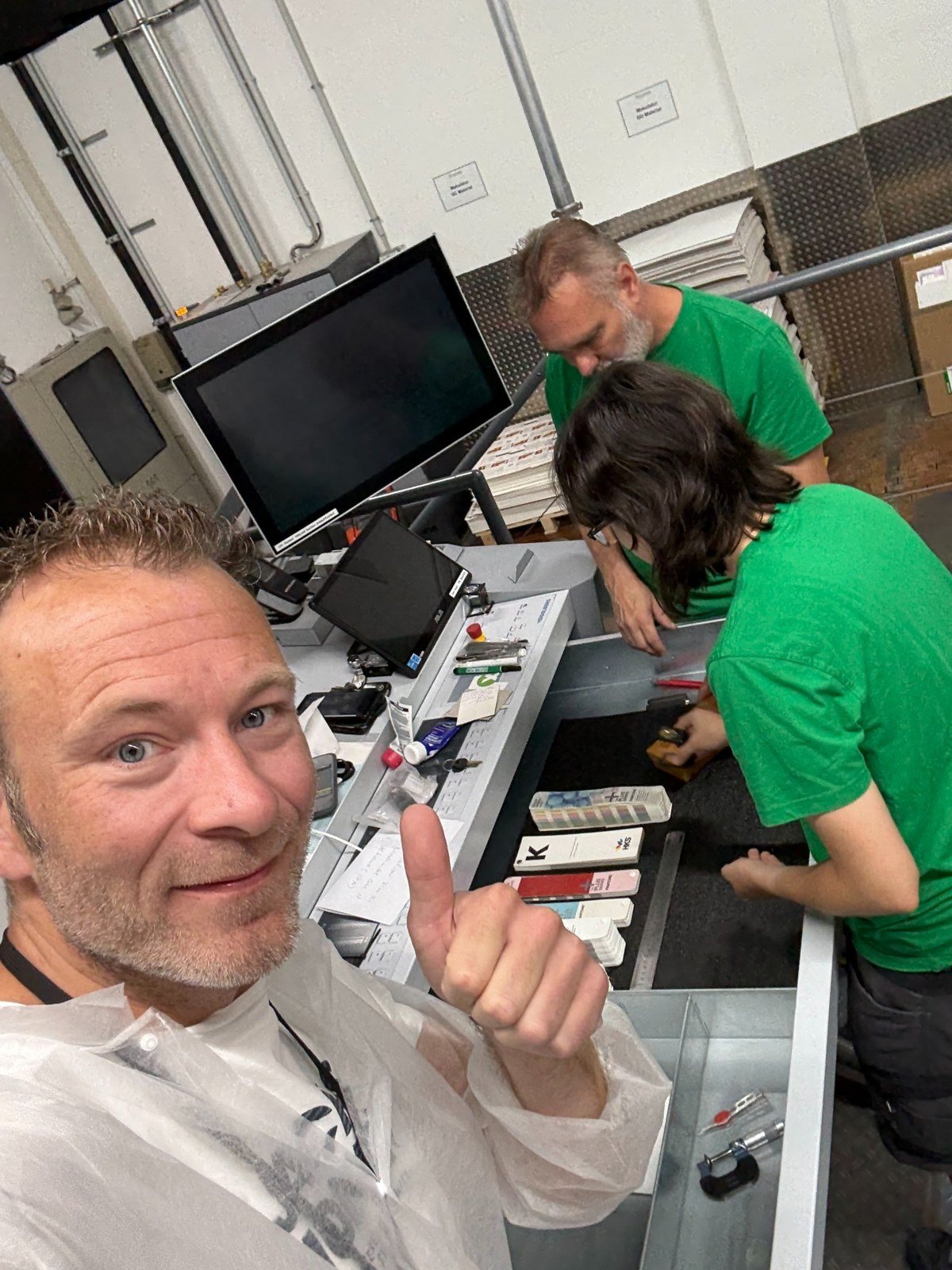 Manuel Lehmann gemeinsam mit Mitarbeitern bei der praktischen Arbeit am Arbeitsplatz