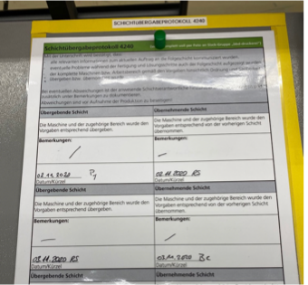 Schichtübergabeprotokoll mit Feldern für übergebende und übernehmende Schicht, Bemerkungen sowie Datum und Kürzel